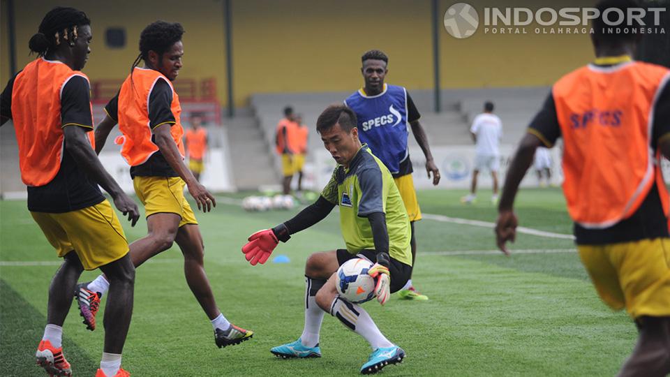 Pemain Persipura sedang berlatih.